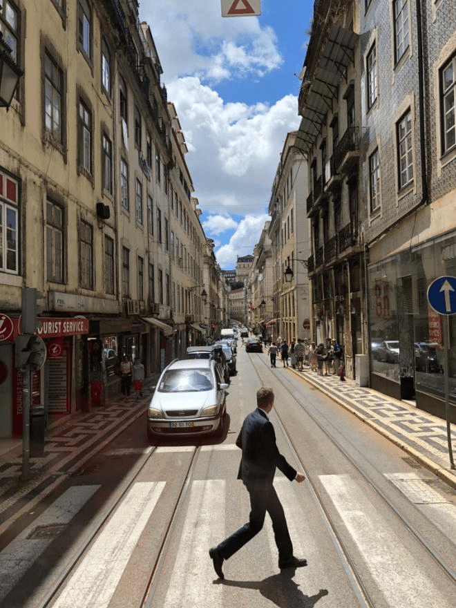 Un hombre cruzando una calle despejada.