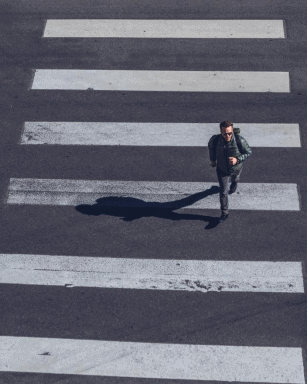 Un hombre cruzando la calle