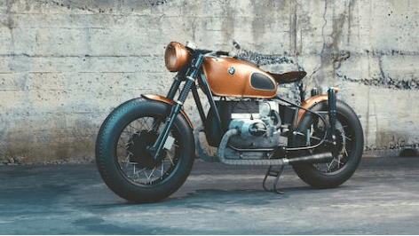 motocicleta estacionada al lado de un edificio