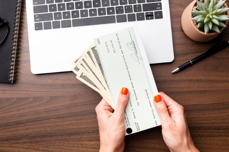 ¿Se puede retener el último cheque de pago para obligar a un empleado a devolver la propiedad de la empresa?