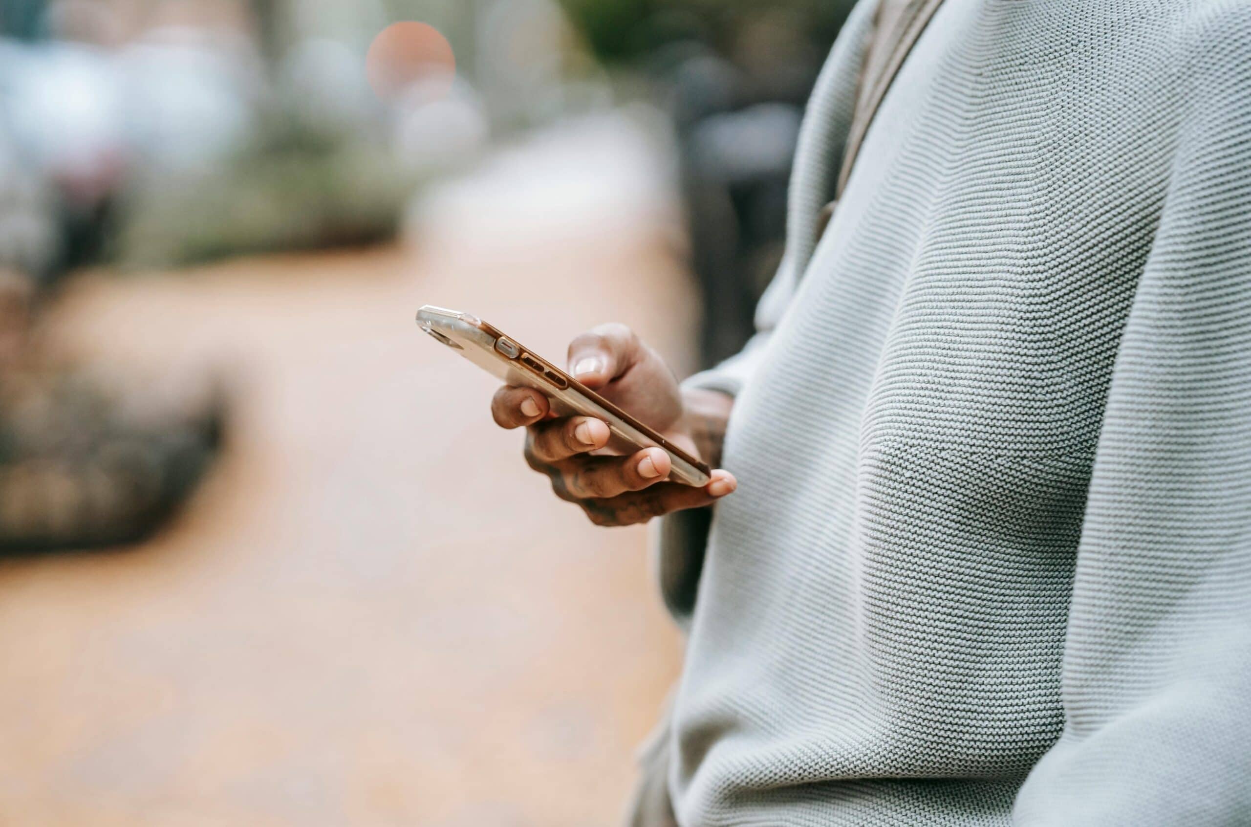 Un hombre sosteniendo su teléfono